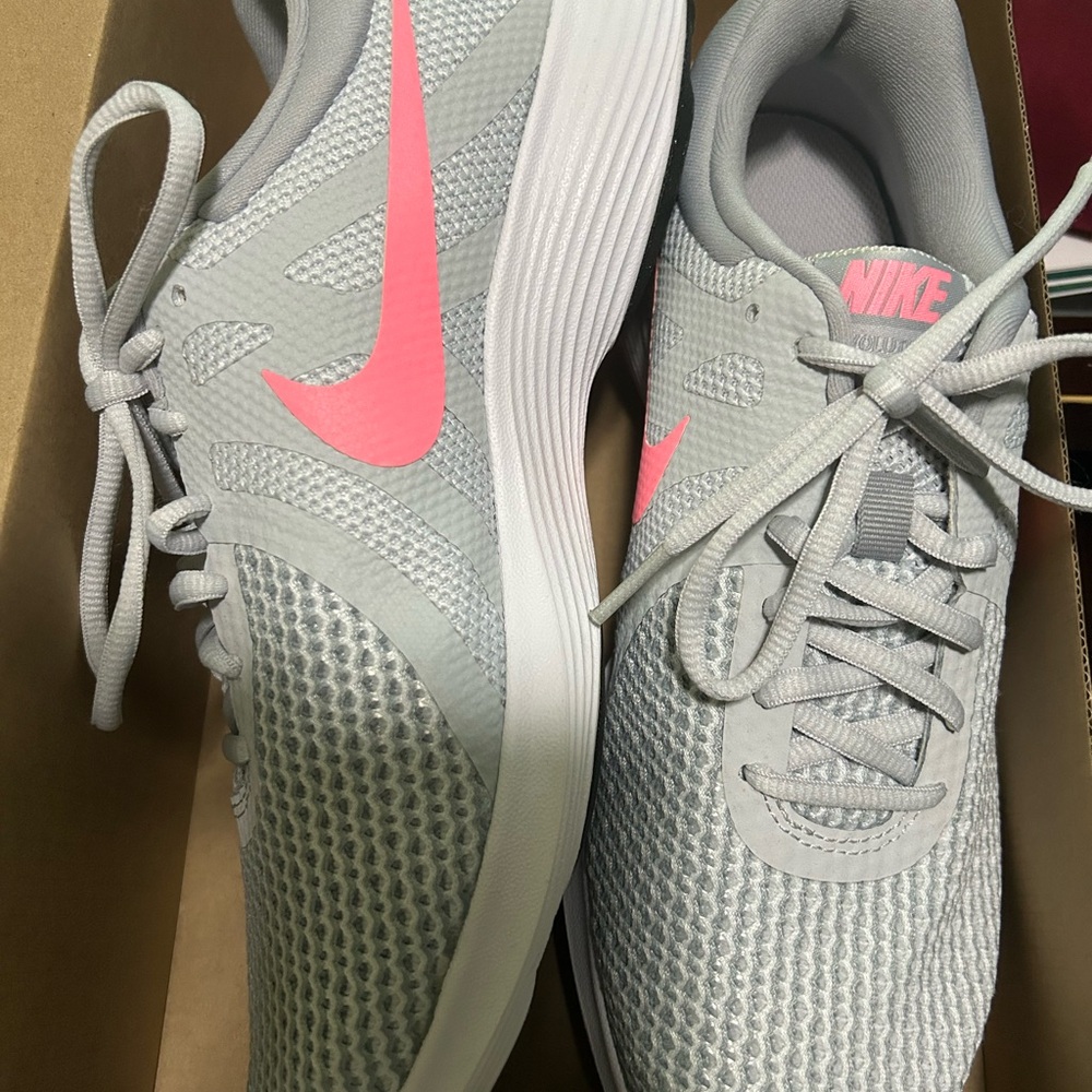 Nike Revolution 4 Running Shoes Gray Pink Women’s Size 8.5 NIB - Picture 4 of 10